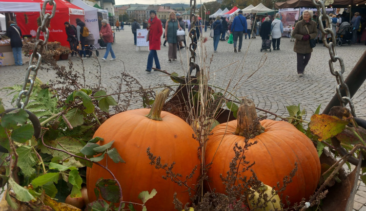 FOTO: Jihlavské náměstí ožilo podzimním jarmarkem. V nabídce jsou i záclony