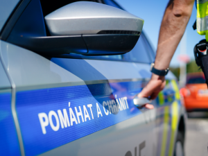Žena využila ke krádeži svou vnučku. Ani batůžek holčičky však zločin neskryl