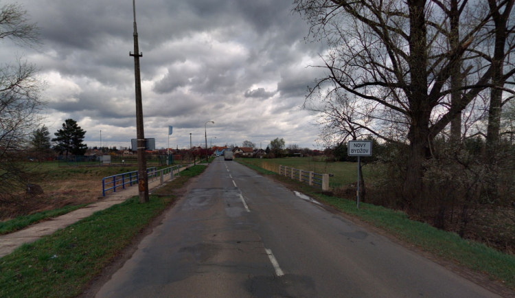 Most u Zábědovského potoka v Novém Bydžově je otevřen pro pěší a cyklisty. Auta si počkají