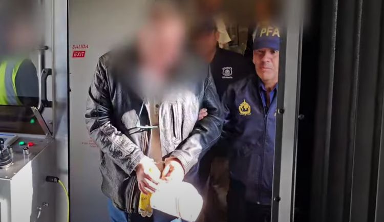 Z Ostravy do Paraguaye a zpět. Exposlanec Wolf je po letech na útěku v rukou policie