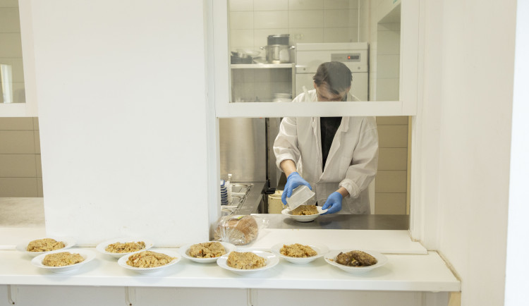 Nevydané obědy pomáhají lidem v nouzi. V Brně jídlo takto zachraňuje první škola