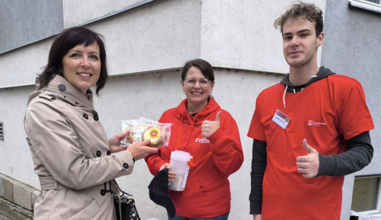 FOTO: Letošní charitativní sbírka Koláč pro hospic byla úspěšná. Nezbyl ani jediný