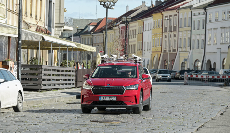 Hradec Králové nasazuje do ostrého provozu auto, které bude kontrolovat parkování