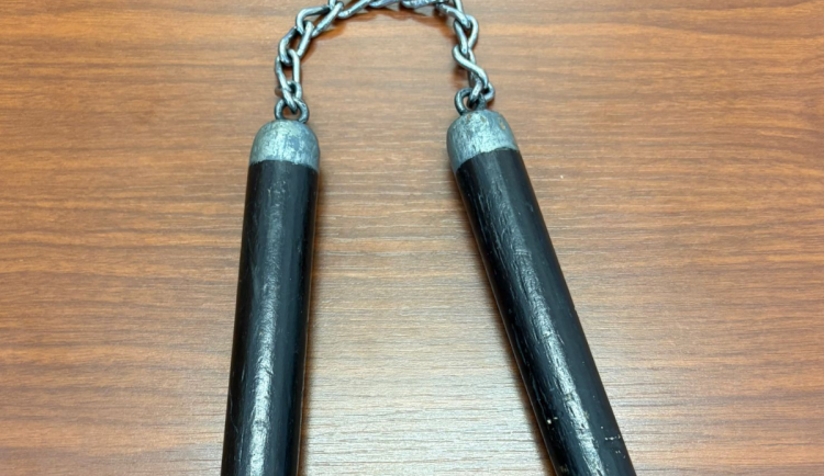 Mladík se bavil surovými útoky na bezdomovce: bil je, řezal jim vousy a použil i nunčaky