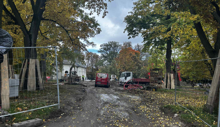 FOTO: Ve Smetanových sadech mají dělníci plno práce, musí stihnout otevření arény