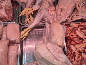 V brněnské tržnici znovu prodávali maso neznámého původu. Inspekce zabavila desítky kilo