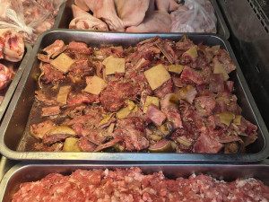 V brněnské tržnici znovu prodávali maso neznámého původu. Inspekce zabavila desítky kilo