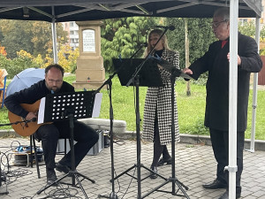 V Kohoutovicích instalovali neobvyklou lavičku ke 100. výročí skladatele Aloise Piňose