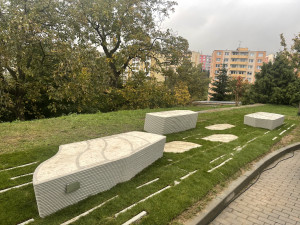 V Brně odhalili lavičku skladatele Aloise Piňose. Vznikla z 3D tisku