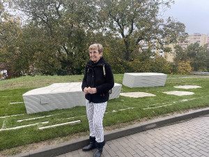 Ludmila Piňosová, manželka Aloise Piňose u nové lavičky