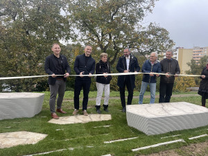 V Kohoutovicích instalovali neobvyklou lavičku ke 100. výročí skladatele Aloise Piňose