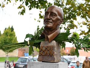 Rodné město vzdalo hold Josefu Somrovi. Na náměstí ve Vracově má svou bustu