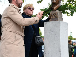 Rodné město vzdalo hold Josefu Somrovi. Na náměstí ve Vracově má svou bustu