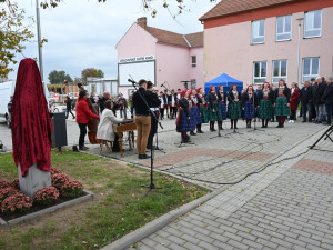 Rodné město vzdalo hold Josefu Somrovi. Na náměstí ve Vracově má svou bustu