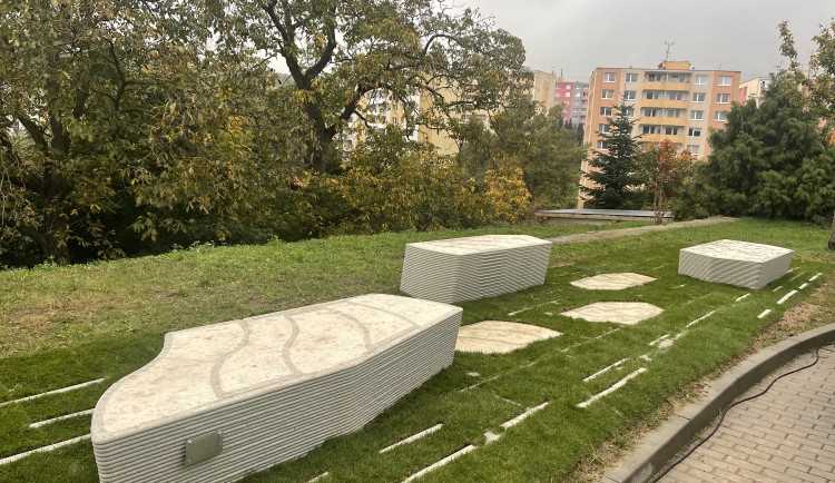 V Kohoutovicích instalovali neobvyklou lavičku ke 100. výročí skladatele Aloise Piňose