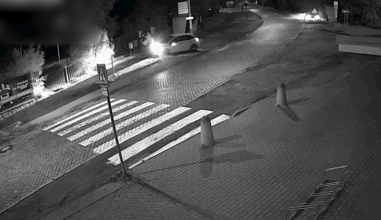 Opilá řidička na Znojemsku málem srazila dva mladíky, pak znovu usedla za volant