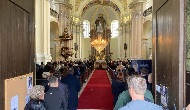 Stovky lidí se naposledy rozloučily s kantorem a agronomem Jaroslavem Palarcem