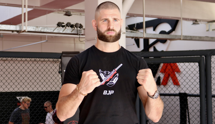 Bijec Procházka omylem dobyl Indi, jeho merch si spletli s politickou podporou