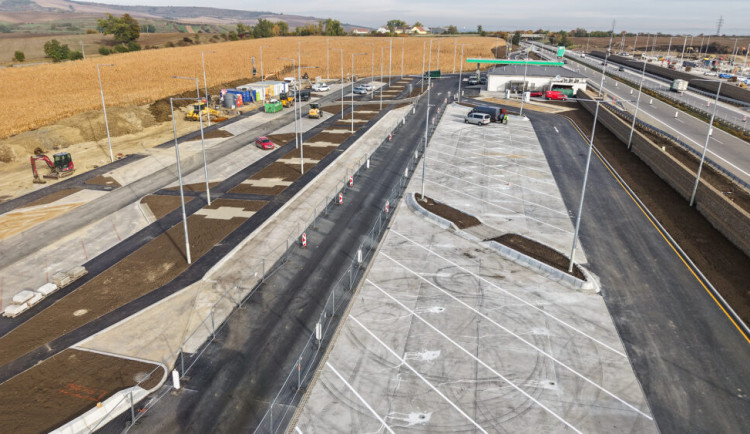 Odpočívka Zeleňák na D2 se po roce znovu otevře. Řidiče čeká více míst i nové zázemí