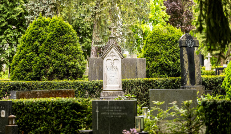 Procházka po jihlavském hřbitově odhalí hroby slavných i dosud neznámé záhady