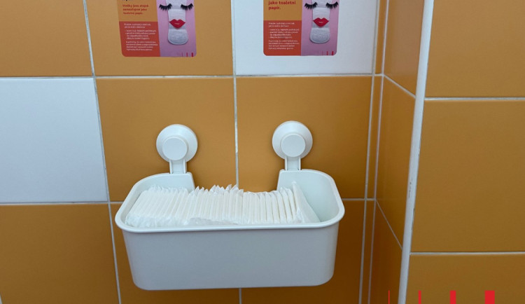 Zavádění bezplatných hygienických potřeb do škol podpoří kraj půl milionem korun