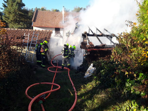 Na Blanensku hořel přístavek u rodinného domu, škoda je dva miliony korun