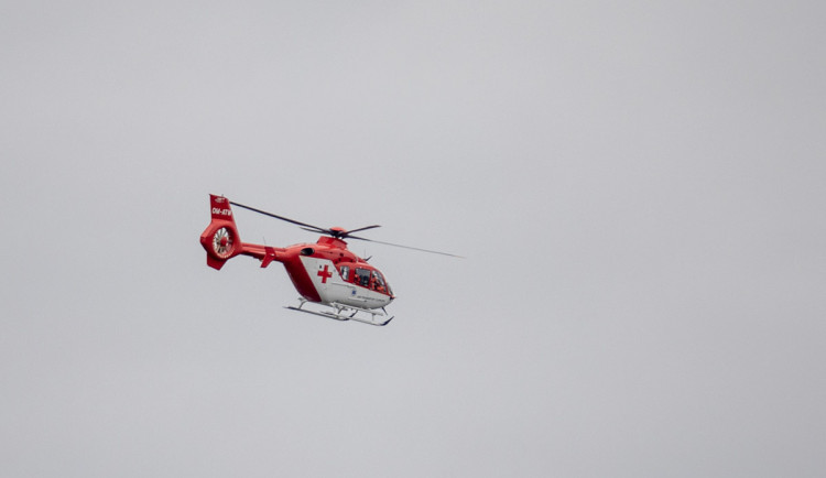 Střet auta a sanitky zablokoval tah za Mohelnicí, k nehodě letěl vrtulník