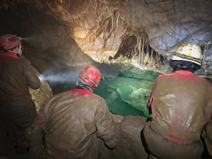 FOTO: Jeskyňáři našli v Moravském krasu novou chodbu, plazili se nánosy bahna