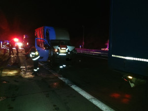 Dodávka narazila do kamionu na dálnici D2, řidič nehodu nepřežil