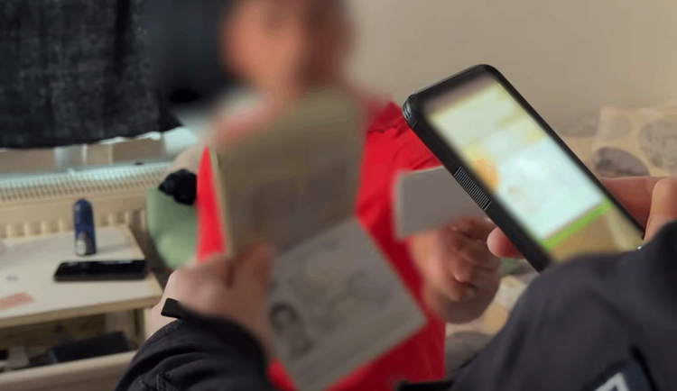 Policisté si posvítili na cizince v Brně. Odhalili falešné doklady, některé čeká vyhoštění