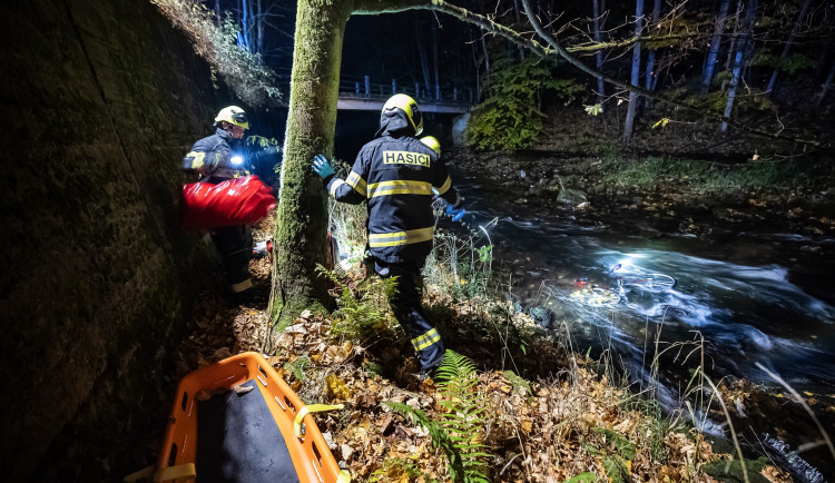Peklo v Pekle. Cyklista spadl z výšky čtyř metrů na betonovou náplavku