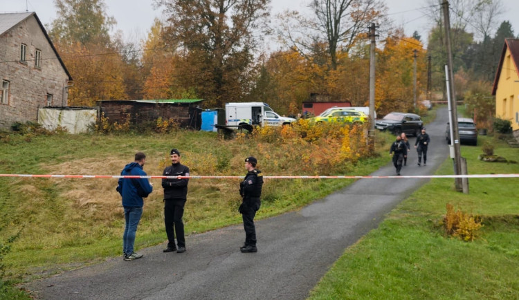 Senior, kterého policie podezírá z dvojnásobné vraždy ve Smržovce, dnes zemřel