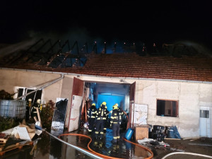 Požár v Opatovicích zničil stolařskou dílnu, škoda je tři miliony
