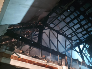 Požár v Opatovicích zničil stolařskou dílnu, škoda je tři miliony