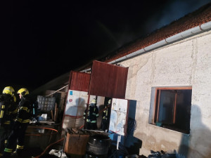 Požár v Opatovicích zničil stolařskou dílnu, škoda je tři miliony