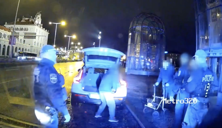 VIDEO: Německého turistu nechala cestovka na pražském nádraží, domů se vrátil taxíkem