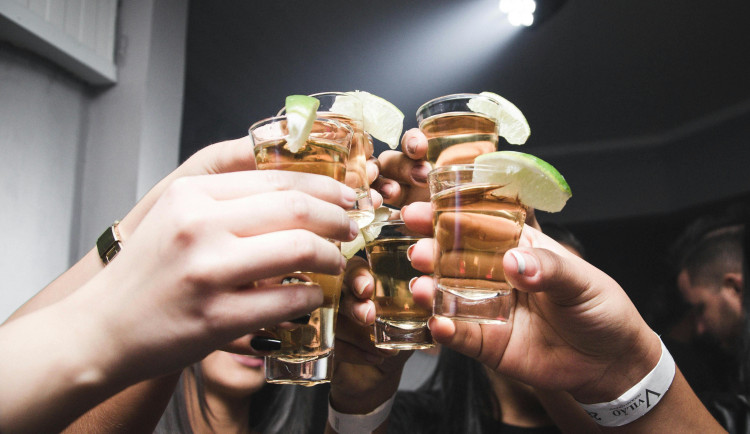 Dívky na Jihlavsku se v parku opily, jedna si pak chtěla ublížit. Případ řeší OSPOD