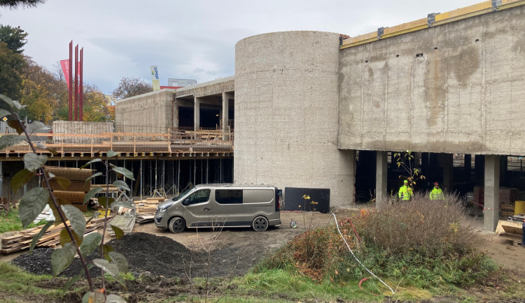 Pomalu končí bourací práce a začíná se budovat. Bazén se rekonstruuje rok