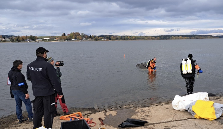 Lidské ostatky v rakouském vraku v Lipně patřily dvěma mužům, potvrdila pitva