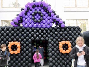 Balónkový drak i Labubu. V Brně začíná výstava soch z tisíců nafukovacích balónků