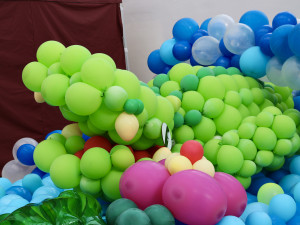 Balónkový drak i Labubu. V Brně začíná výstava soch z tisíců nafukovacích balónků