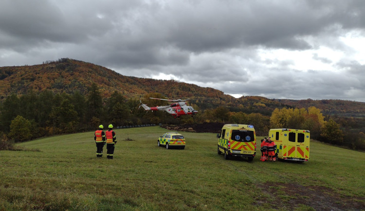 Nehoda na Karlovarsku se třemi zraněnými zastavila provoz na silnici první třídy