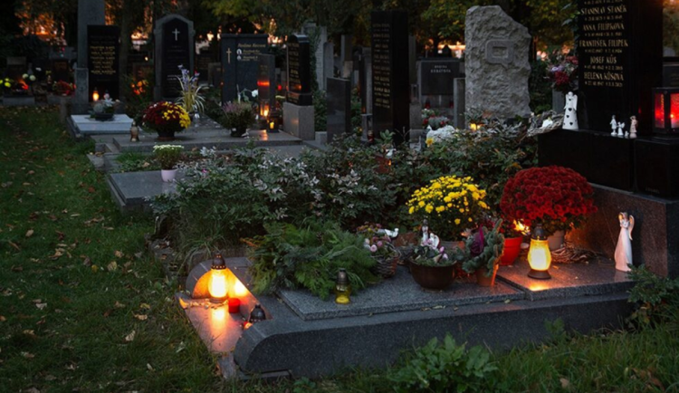 Výstava uren nebo tajemné Olšany. Pražské hřbitovy chystají na Dušičky speciální program
