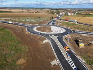 Silničáři po třech měsících otevřeli kasárenskou křižovatku u Znojma, je bezpečnější