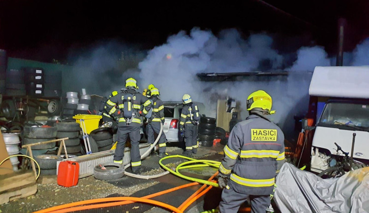 Ohnivá noc na Brněnsku. Hasiče zaměstnaly hned tři požáry, škody jsou v milionech