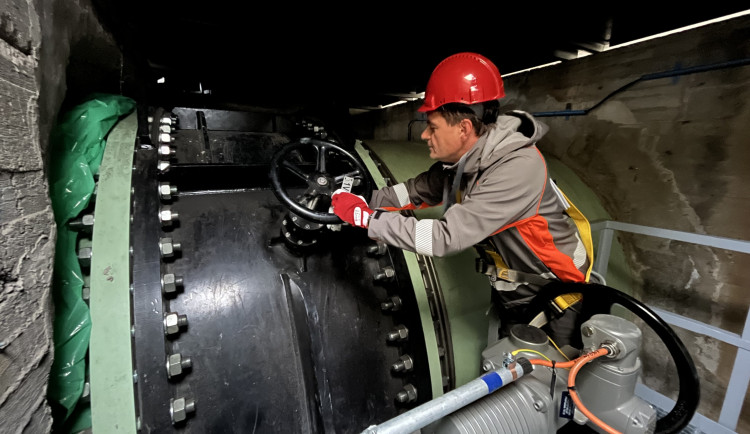 V Temelíně vyměnili hlavní uzávěr pro přívod vody do chladicí věže