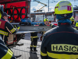 FOTO: Hasiči v Brně zvedali šaliny. Trénovali vyprošťování zaklíněných osob