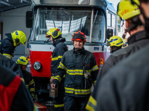 FOTO: Hasiči v Brně zvedali šaliny. Trénovali vyprošťování zaklíněných osob