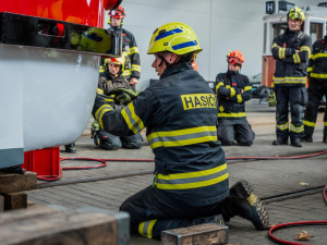 FOTO: Hasiči v Brně zvedali šaliny. Trénovali vyprošťování zaklíněných osob