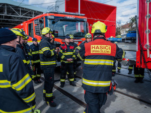 FOTO: Hasiči v Brně zvedali šaliny. Trénovali vyprošťování zaklíněných osob